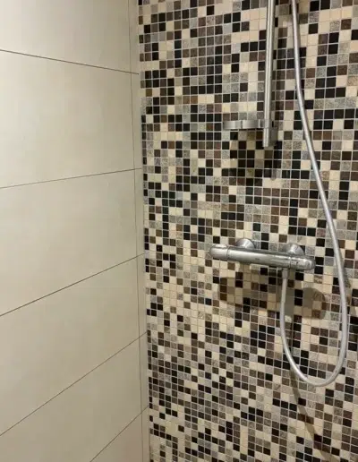 Douche avec carrelage mosaïque
