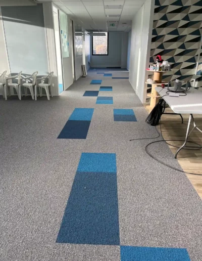 Couloir de bureau avec moquette grise et bleue