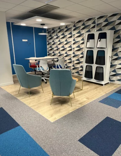 Salle de réunion moderne avec chaises bleues