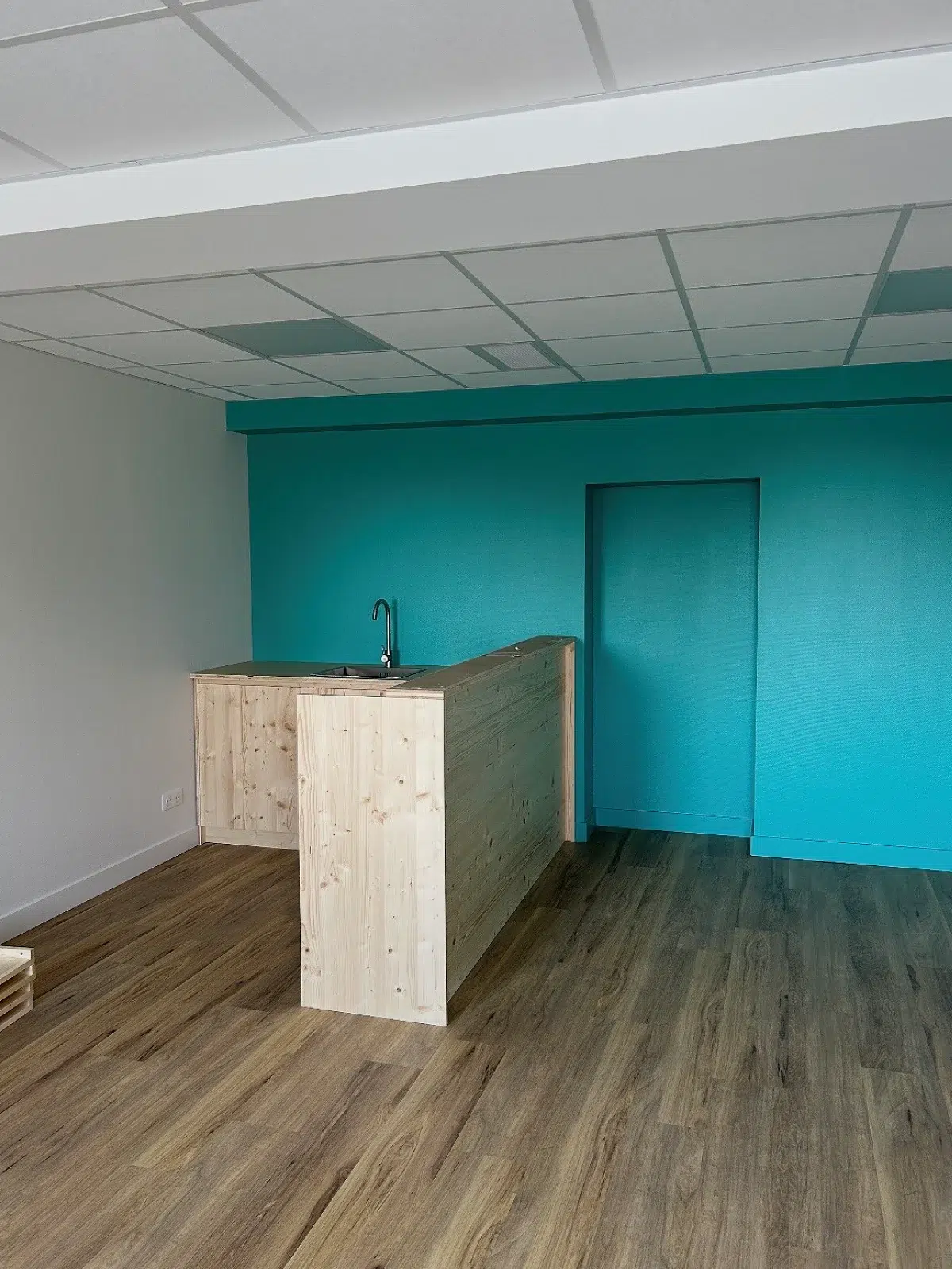 Bar en bois dans une pièce moderne