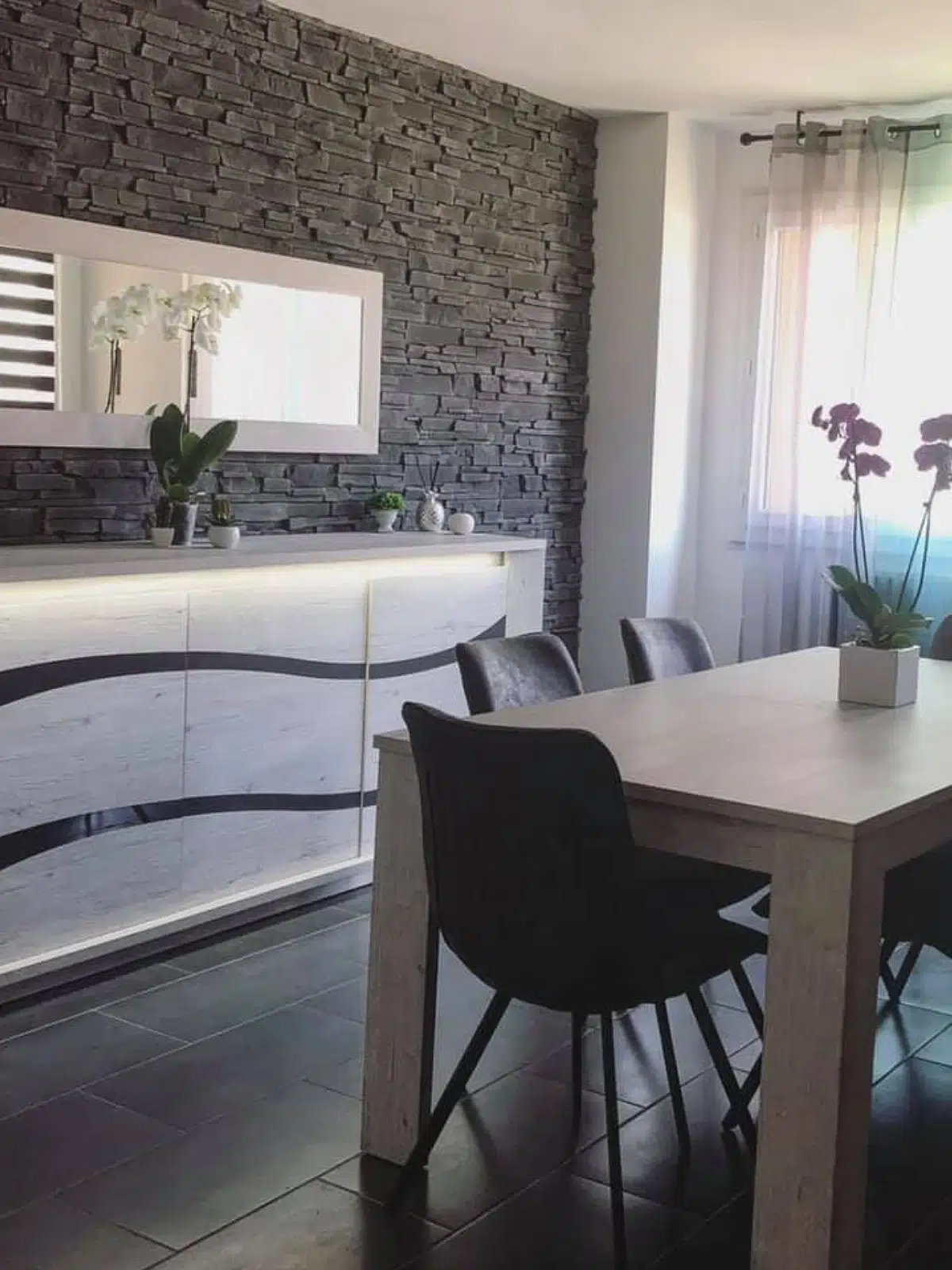 Salle à manger moderne avec mur en pierre