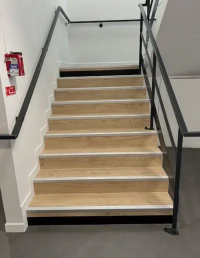 Escalier en bois avec rambardes noires
