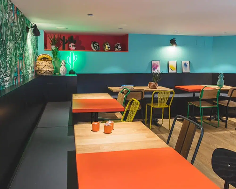 Salle à manger colorée avec déco moderne